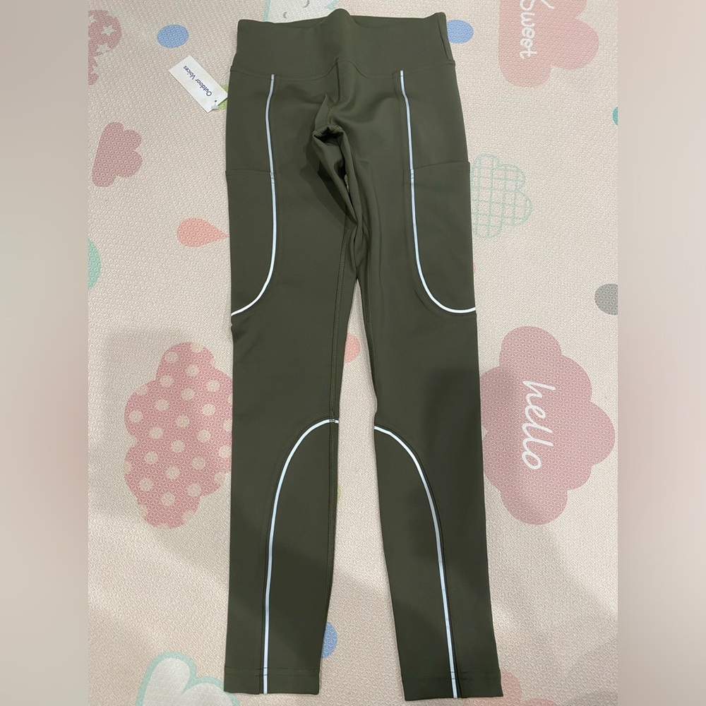 NWT Outdoor Voices olive yoga pants. 2 side pockets. Interior key pocket.Size XS